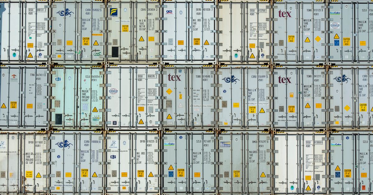 Une société marseillaise envoie des pièces détachées de fusils-mitrailleurs à destination d'Israël 9 découvrez les aspects essentiels du transport d'armes, incluant les réglementations, les procédures de sécurité et les enjeux internationaux liés aux expéditions d'armement.