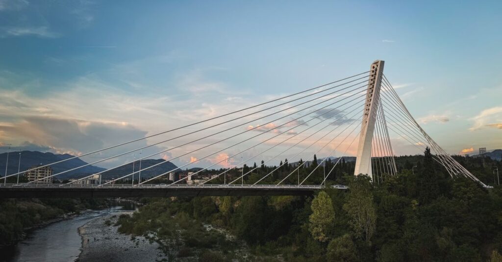Haute-Savoie : ce pont mythique sur une appli mobile piège les camions en toute surprise... 8 découvrez tout ce qu'il faut savoir sur les ponts : histoire, types, construction et leur rôle essentiel dans le transport et l'urbanisme.