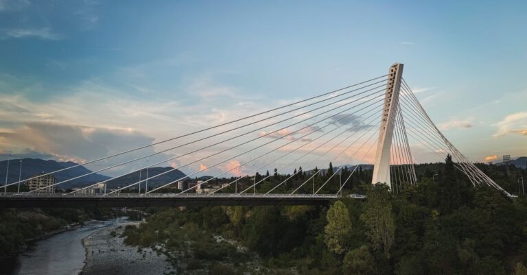 Haute-Savoie : ce pont mythique sur une appli mobile piège les camions en toute surprise…
