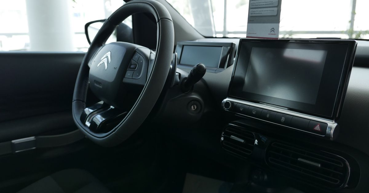 Découvrez cet écran abordable qui rendra vos trajets en voiture révolutionnaires avec CarPlay et Android Auto 3 découvrez nos écrans compatibles carplay et android auto pour une connectivité optimale et une expérience de conduite améliorée. installation facile et interface intuitive.