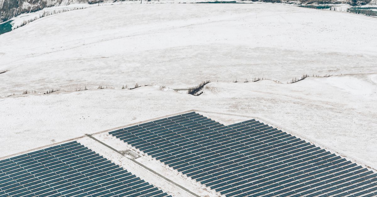 Du matériel clandestin découvert dans des onduleurs solaires chinois aux États-Unis 11 analyse des composants clandestins présents dans les onduleurs solaires chinois importés aux états-unis et leur impact sur la sécurité énergétique.