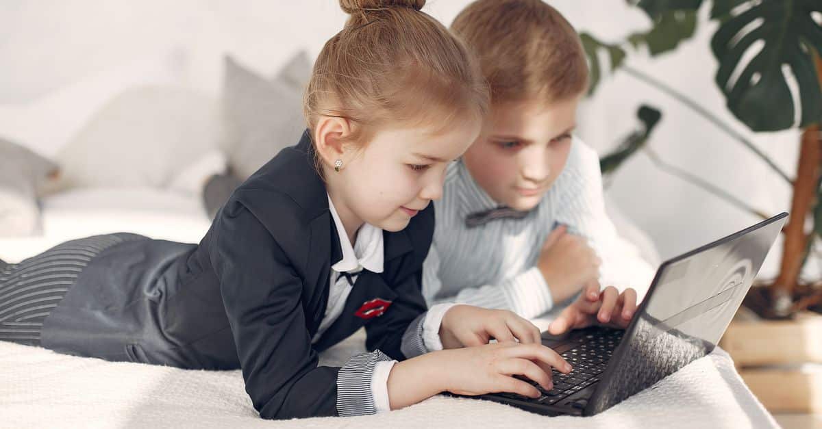 Rentrée scolaire : Protégez les écrans de vos enfants contre les pièges et arnaques numériques 10 découvrez des conseils essentiels pour assurer la sécurité numérique des enfants et protéger leur vie en ligne contre les dangers.