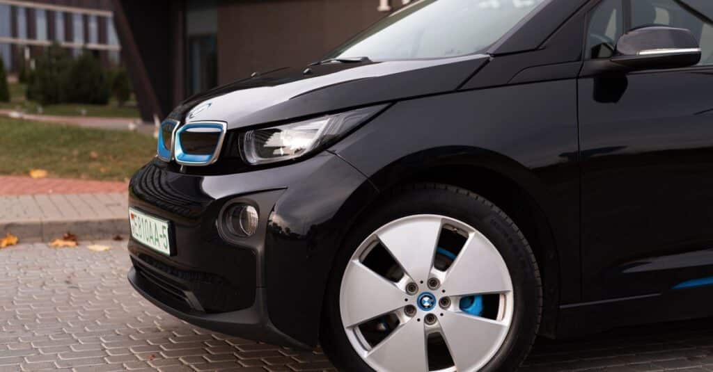 Après 24 années au volant de sa Clio, Jean-Marie envisagera-t-il de faire le saut vers l'électrique après avoir testé la Citroën ë-C3 ? 6 découvrez tout sur la voiture électrique : avantages, fonctionnement, modèles disponibles et impact environnemental.