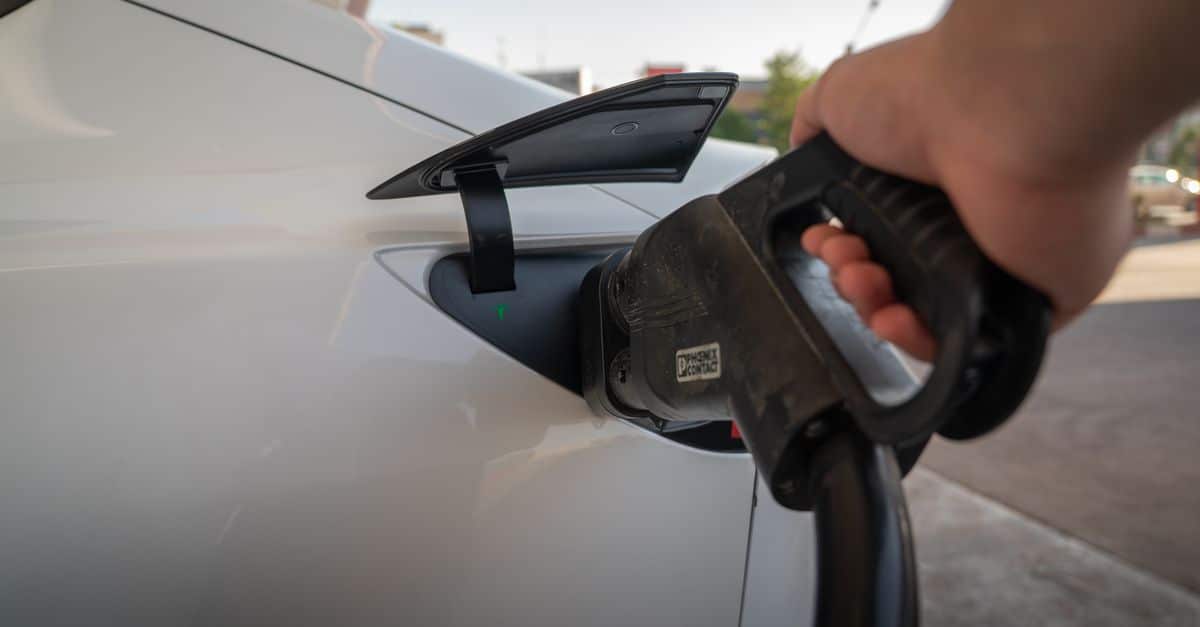 Une Zoé en flammes pendant la recharge enflamme aussi une Tesla voisine : doit-on s'alarmer vraiment ? 1 découvrez les causes, les risques et les mesures de sécurité liées aux incendies de voitures électriques pour mieux protéger votre véhicule et votre famille.