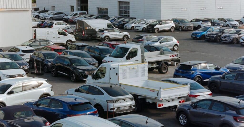 Les ventes de voitures électriques en France au premier semestre 2025 : Renault et Peugeot défient Tesla 4 découvrez les prévisions des ventes de voitures électriques en france pour 2025 et les tendances du marché automobile durable.