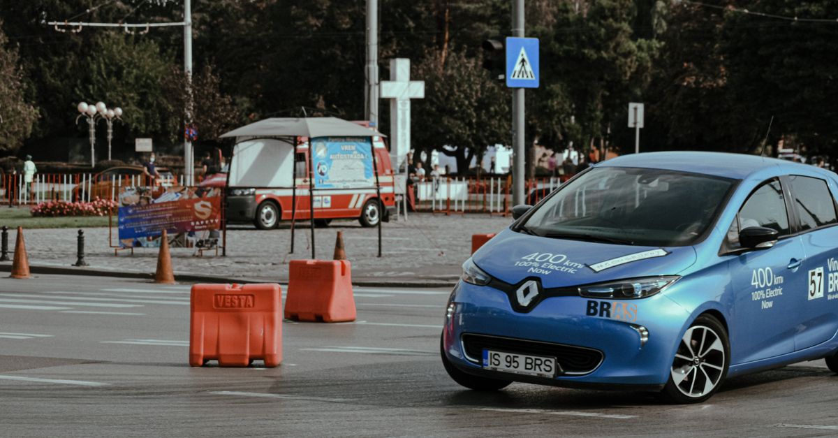 La chute des ventes de voitures électriques pousse Renault à prendre une décision audacieuse 2 découvrez les causes et implications du déclin des ventes de véhicules électriques sur le marché actuel.