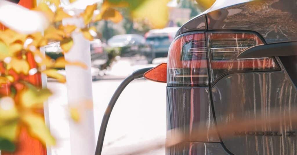 Donald Trump menace-t-il l'avenir des véhicules électriques ? 5 découvrez tout sur les véhicules électriques, leurs avantages, technologies innovantes et impact environnemental pour un avenir plus propre.