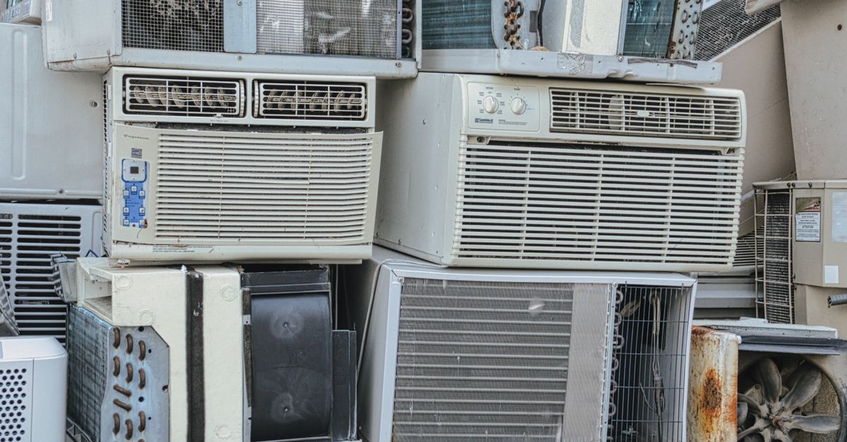 Des montagnes de déchets électroniques toxiques : l'équivalent de 250 tours Eiffel en péril environnemental 3 découvrez l'impact croissant des montagnes de déchets électroniques sur l'environnement et les solutions pour un recyclage responsable.