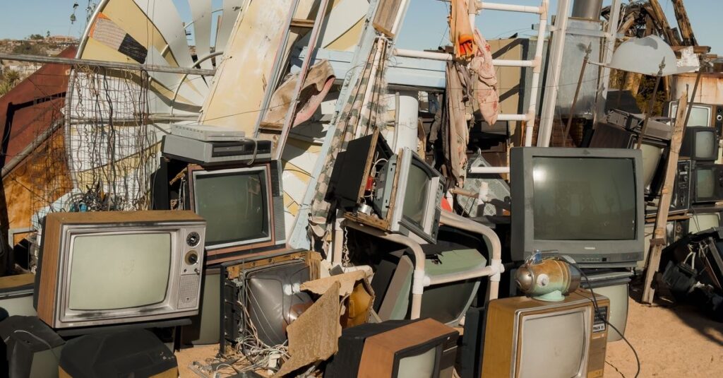 Des montagnes de déchets électroniques toxiques : l'équivalent de 250 tours Eiffel en péril environnemental 3 découvrez l'impact croissant des montagnes de déchets électroniques sur l'environnement et les solutions pour un recyclage responsable.