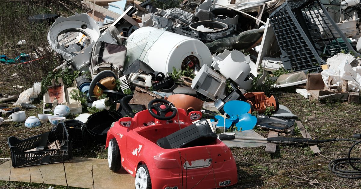 Des montagnes de déchets électroniques toxiques : l'équivalent de 250 tours Eiffel en péril environnemental 4 découvrez les enjeux majeurs des montagnes de déchets électroniques et leur impact sur l'environnement. apprenez comment réduire, recycler et gérer efficacement ces déchets pour un avenir durable.