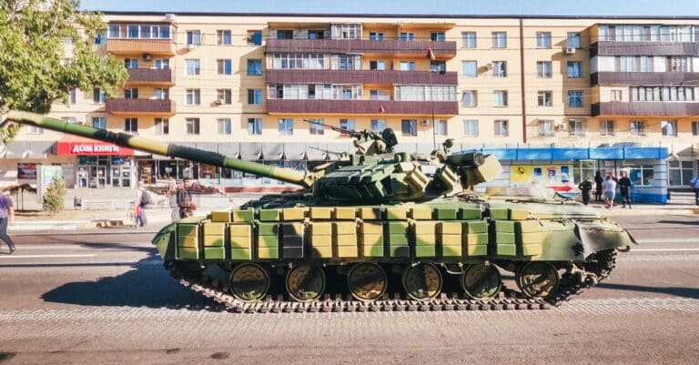 Le navire transportant des équipements militaires pour Israël, immobilisé à Marseille depuis mercredi, a quitté le port… du matériel militaire absent.