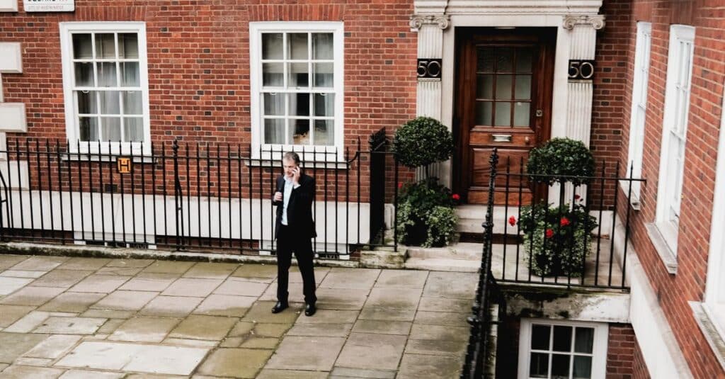 Nigel Farage fait son grand retour à la Chambre des communes britannique 5 découvrez la biographie, la carrière politique et les prises de position de nigel farage, figure emblématique du paysage politique britannique.
