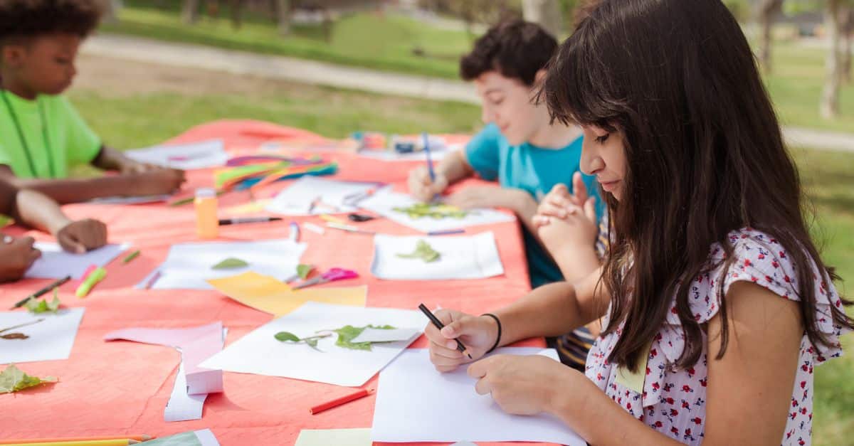 Lyon : 300 élèves de l’école Audrey-Hepburn découvrent sentiers, buttes et gradins en plein air pour leurs nouvelles aventures scolaires 1 découvrez l'apprentissage en plein air : une méthode éducative innovante qui stimule la curiosité, la créativité et le bien-être des élèves grâce à des activités en nature.