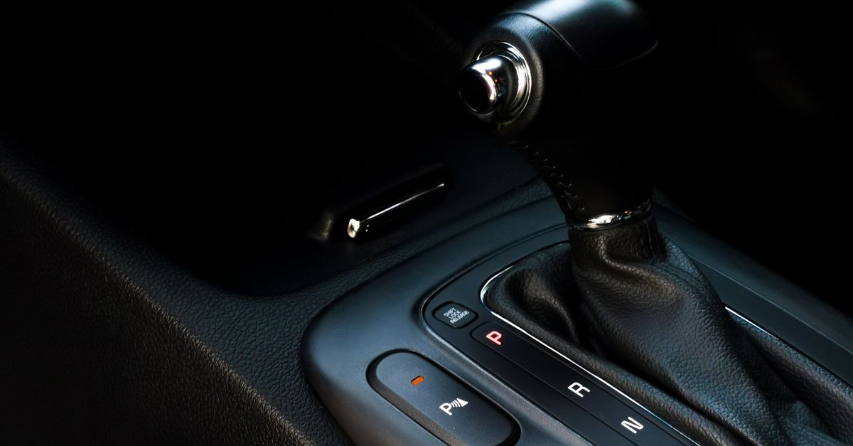 Doit-on passer une vitesse après avoir activé le frein à main de son véhicule lors du stationnement ? Les conseils d'un expert en technologie automobile. 9 découvrez notre gamme complète de pièces et accessoires pour le mécanisme de stationnement, assurant une sécurité et un confort optimaux pour votre véhicule.