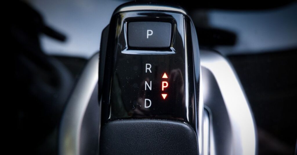 Doit-on passer une vitesse après avoir activé le frein à main de son véhicule lors du stationnement ? Les conseils d'un expert en technologie automobile. 2 découvrez tout sur le parking gear : astuces, conseils et équipements essentiels pour stationner en toute sécurité et faciliter vos manœuvres.