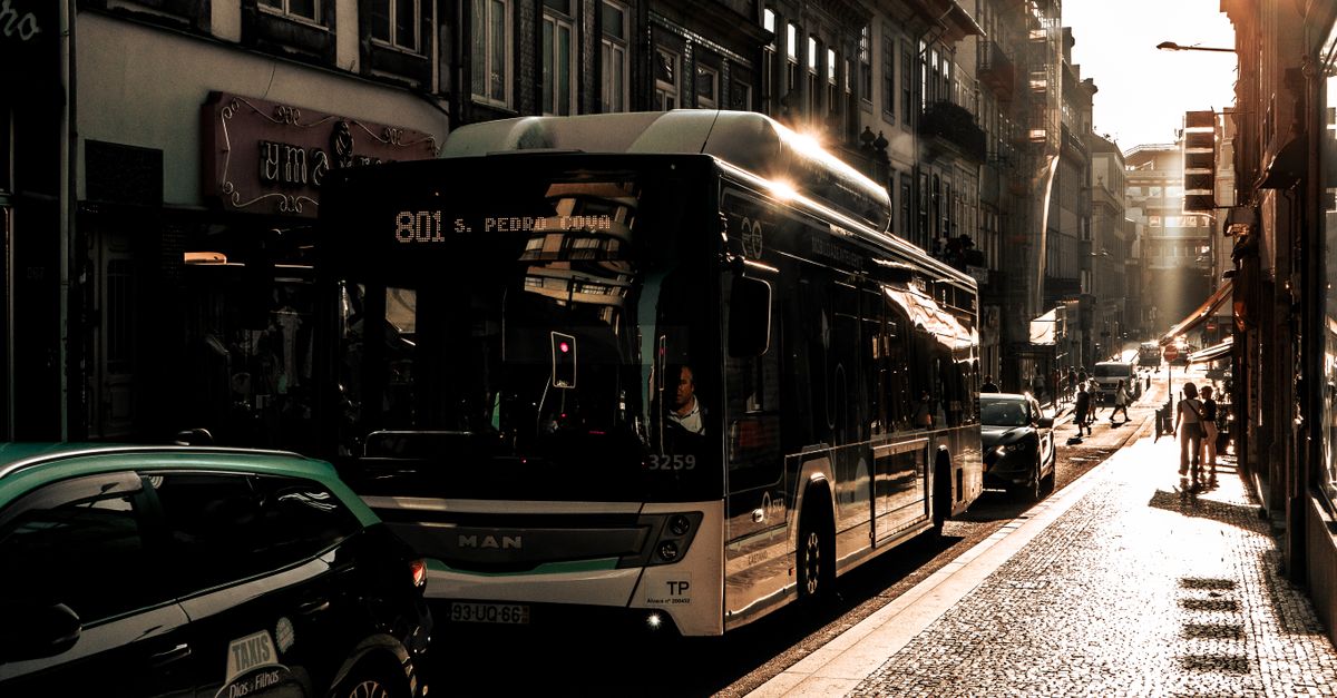 Genève : une nouvelle ère numérique avec une unique application pour simplifier les Transports Publics Genevois 1 découvrez notre application de transport en commun pour planifier facilement vos trajets, consulter les horaires en temps réel et rester informé des perturbations.