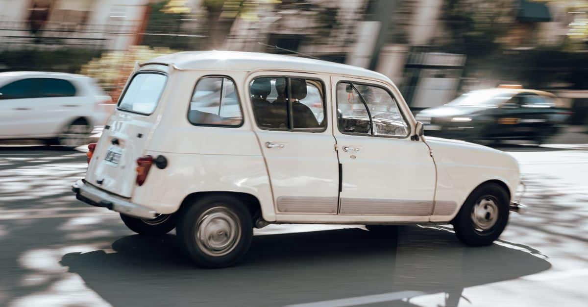 Renault 4 E-Tech : dévoilement des images officielles avec un nouveau vernis vert clair spectaculaire ! 9 découvrez la renault 4 e-tech, alliant design iconique et technologie électrique innovante pour une conduite respectueuse de l'environnement.