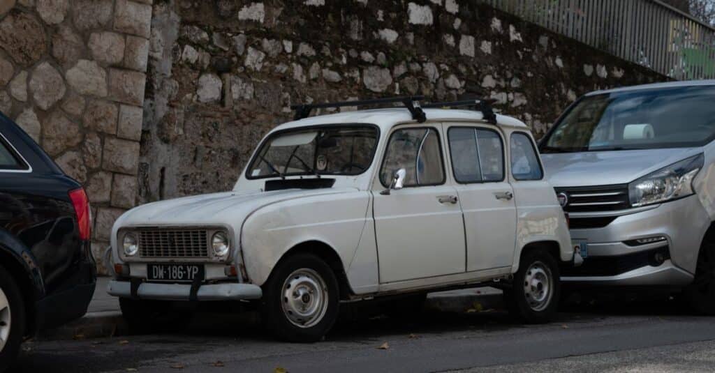 Renault 4 E-Tech : dévoilement des images officielles avec un nouveau vernis vert clair spectaculaire ! 5 découvrez la renault 4 e-tech, alliant design légendaire et technologie électrique innovante pour une conduite écologique et moderne.