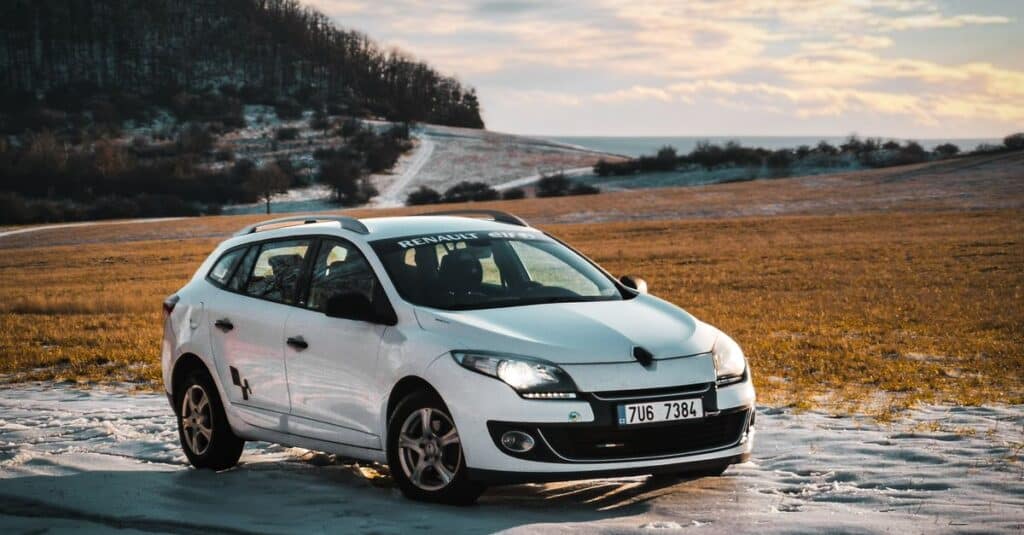 Renault Scénic E-Tech électrique : de nouvelles améliorations pour rivaliser avec le Tesla Model Y 2 découvrez le renault scenic e-tech electric, un véhicule 100% électrique alliant innovation, confort et performance pour une conduite écologique et moderne.