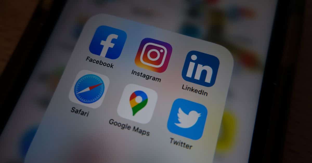 Politique : Macron face à la censure sur l'interdiction des réseaux sociaux aux moins de 15 ans, quelles suites pour la mesure ? 2 découvrez les implications et les effets d'une interdiction des réseaux sociaux sur la société, la communication et la liberté d'expression.
