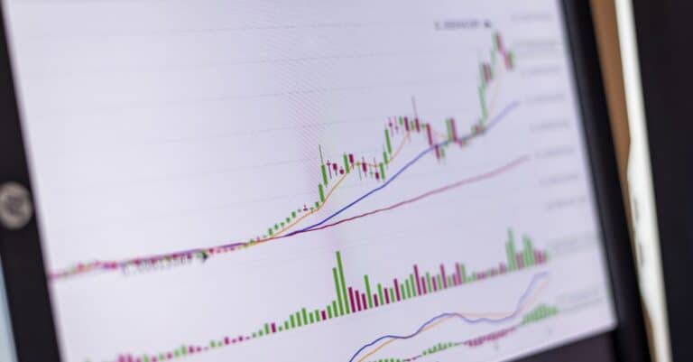 Perspectives du prix de Solana : l&rsquo;impact des ETF et de l&rsquo;afflux dans le staking de SOL