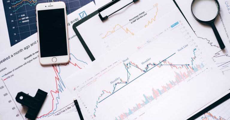 Le S&P 500 clôture en repli tandis que les investisseurs jugent l&rsquo;impact des nouvelles données économiques et des tensions géopolitiques