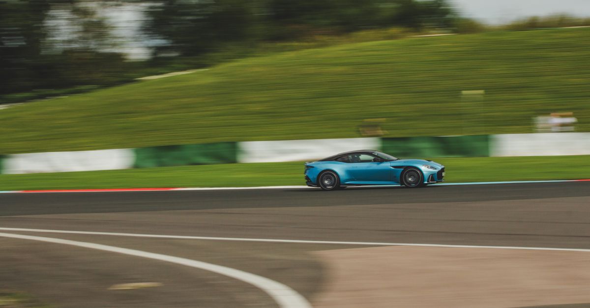 Andy Green, la légende de la vitesse, pulvérise un nouveau record (VIDÉO 1 découvrez les records de vitesse les plus impressionnants à travers le monde, des exploits automobiles aux performances humaines exceptionnelles.