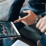 Alibaba dégringole, SoftBank lance une émission obligataire, Bitcoin en plein essor : Les actions à surveiller de près