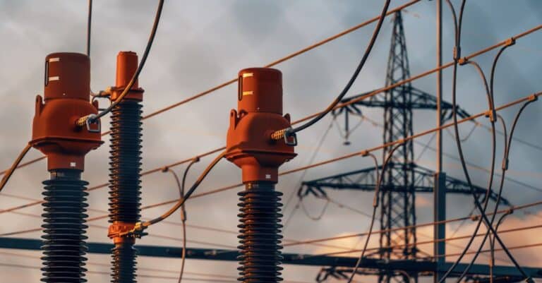 Orages : comprendre pourquoi éteindre le disjoncteur n’est pas la meilleure protection pour vos appareils