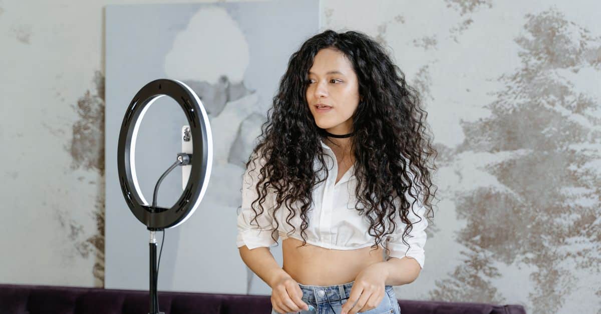 Finfluenceurs TikTok : Peut-on vraiment faire confiance à leurs conseils financiers pour les jeunes ? 2 découvrez la fiabilité des influenceurs financiers sur tiktok et comment identifier les sources de conseils sûres pour vos investissements.