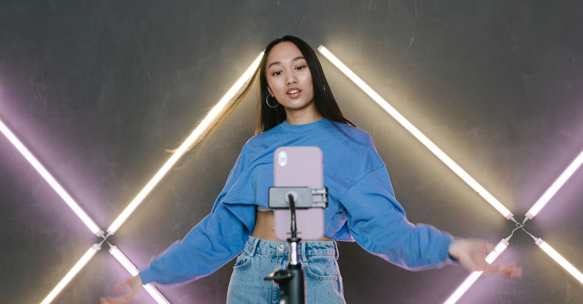 Finfluenceurs TikTok : Peut-on vraiment faire confiance à leurs conseils financiers pour les jeunes ? 3 découvrez la fiabilité des influenceurs financiers sur tiktok et comment évaluer leurs conseils pour des investissements sûrs.