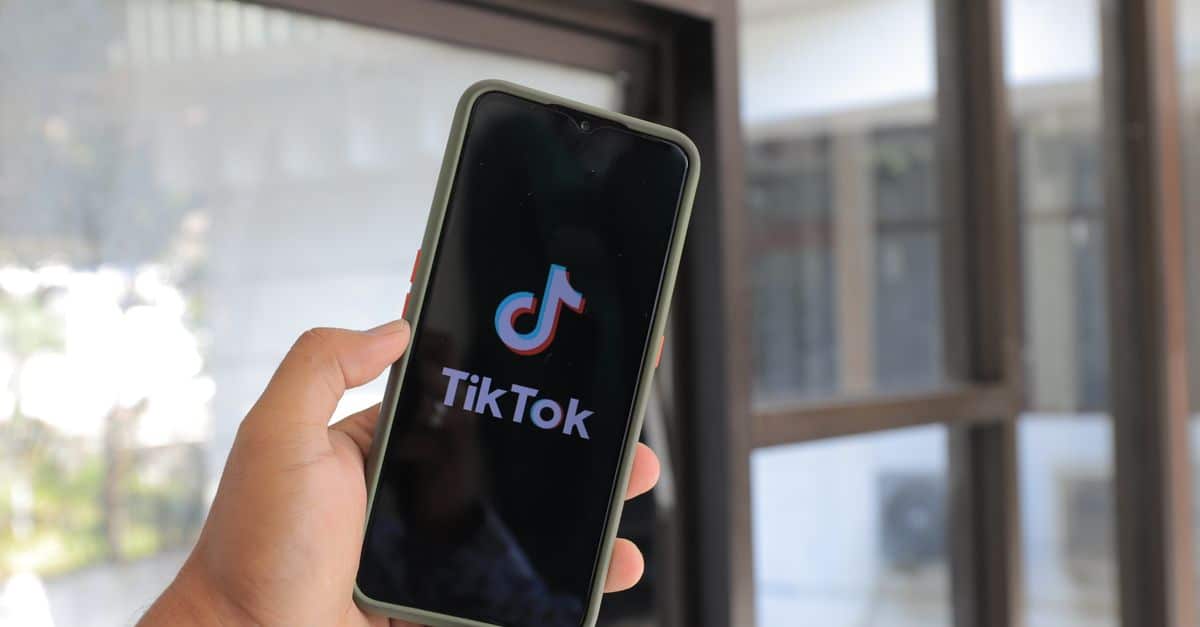 Finfluenceurs TikTok : Peut-on vraiment faire confiance à leurs conseils financiers pour les jeunes ? 4 découvrez la fiabilité des influenceurs financiers sur tiktok et comment identifier ceux en qui vous pouvez avoir confiance pour vos conseils d'investissement.