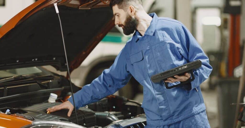 Le contrôle technique : une nouvelle inquiétante pour les propriétaires de voitures âgées de plus de 10 ans en France 1 inspection de véhicule professionnelle pour garantir votre sécurité et la conformité de votre voiture avant achat ou contrôle technique.