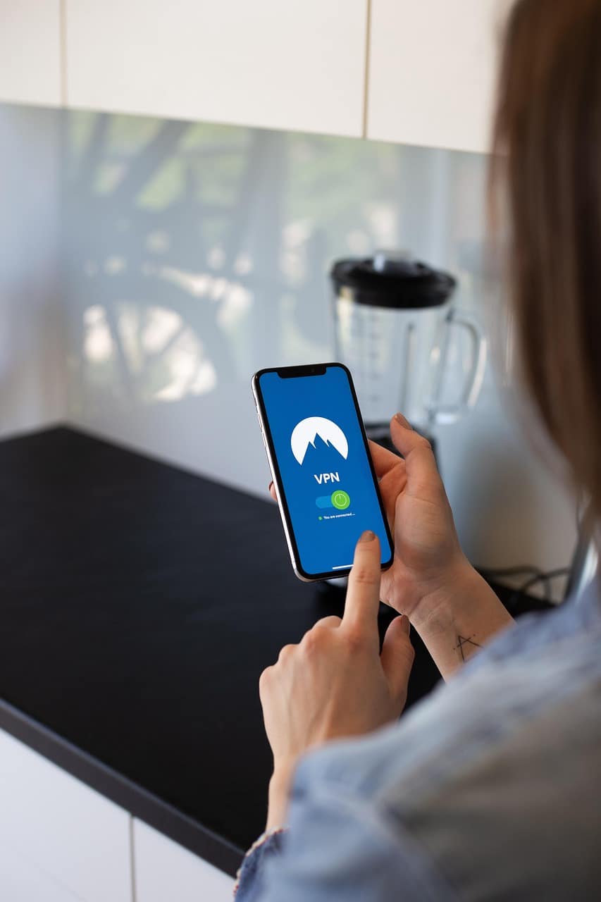 les raisons pour lesquelles chaque voyageur devrait opter pour un VPN lors du streaming à l'étranger 9 découvrez les avantages d'un vpn pour sécuriser votre connexion internet, protéger votre vie privée en ligne et accéder à du contenu géo-restreint en toute simplicité.
