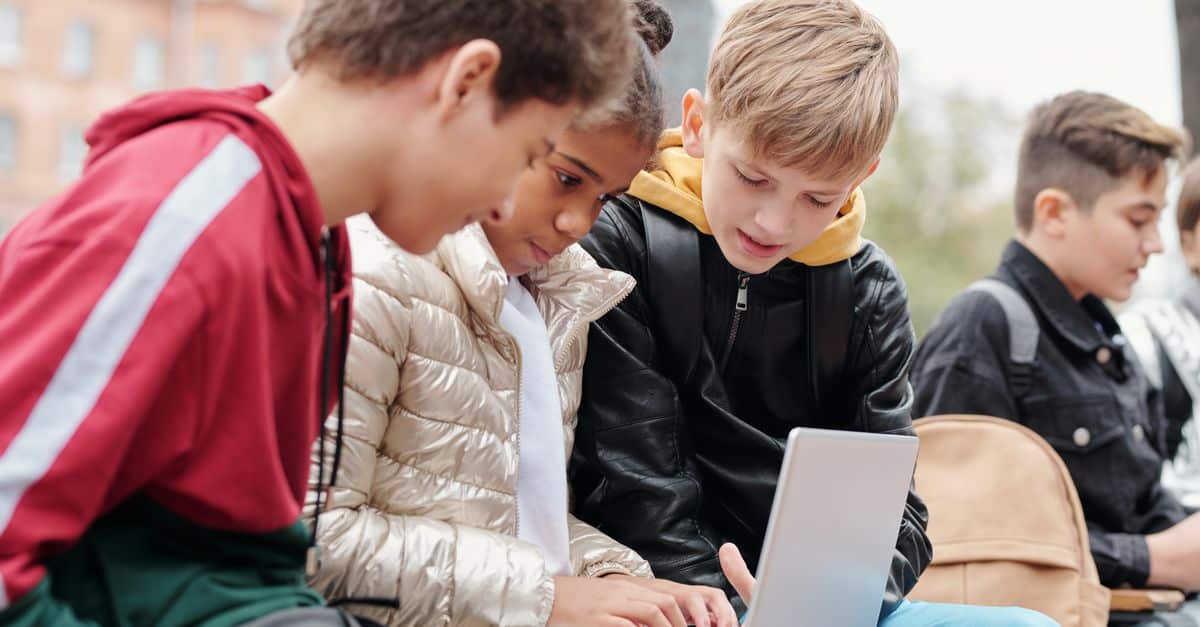 les raisons pour lesquelles les étudiants auront bientôt besoin d'un VPN comme Surfshark 10 découvrez le meilleur vpn pour les étudiants : sécurité, accès libre à l'information et protection de la vie privée à prix réduit.