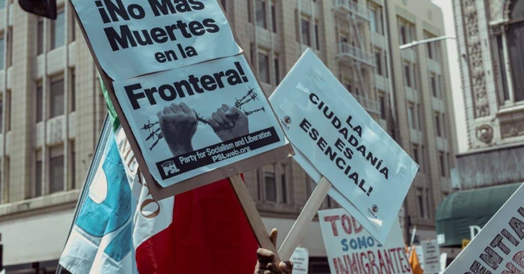 « Reform prêt à relever le défi » : le parti anti-immigration de Nigel Farage bénéficie de deux nouveaux soutiens financiers 1 découvrez les enjeux et débats autour de l'anti-immigration, ses impacts sociaux et politiques dans les sociétés modernes.