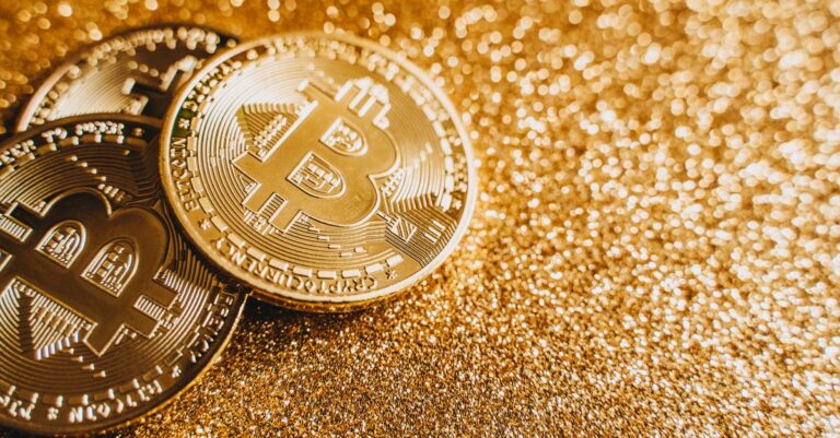 Bitcoin stagne autour de 78 000 $ tandis que Strategy intensifie ses acquisitions
