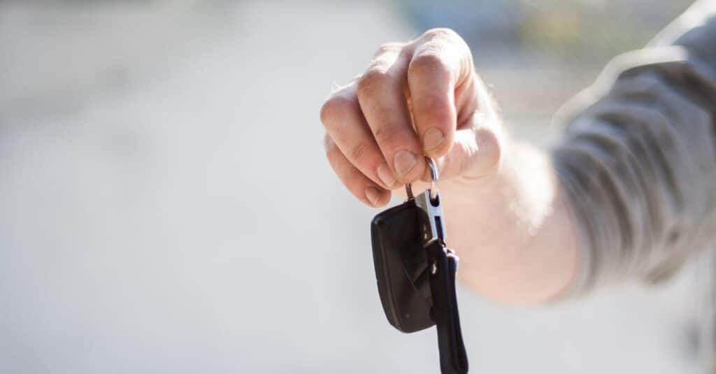 Dans son camion atelier, il recrée des clés de voiture partant de zéro 7 service professionnel de duplication de clés de voiture rapide et fiable. obtenez une copie précise de votre clé auto en toute sécurité.