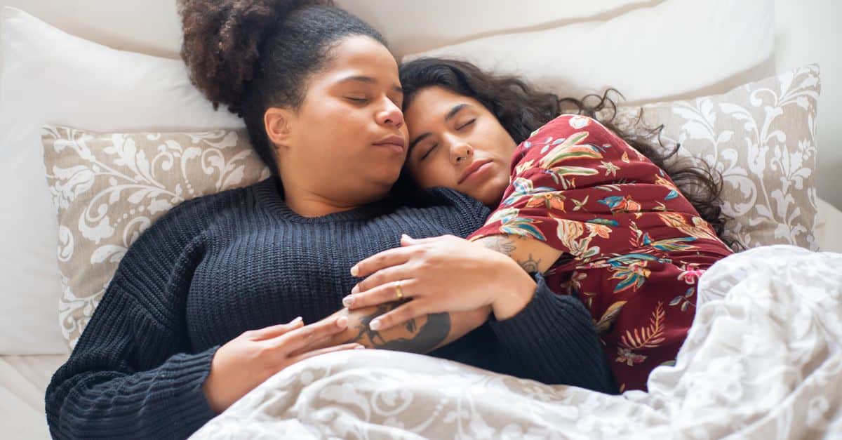 Les psychologues réfutent l'idée reçue : dormir avec ses parents n'affecte pas le développement des enfants 1 découvrez les avantages et conseils du co-sleeping, une pratique d'endormissement partagé qui favorise le lien entre parents et bébé tout en assurant un sommeil sécurisé.