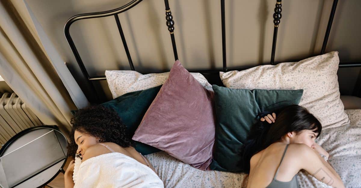 Les psychologues réfutent l'idée reçue : dormir avec ses parents n'affecte pas le développement des enfants 3 découvrez les avantages et conseils du co-sleeping, une pratique qui consiste à partager le sommeil avec votre bébé pour renforcer le lien et faciliter les nuits.