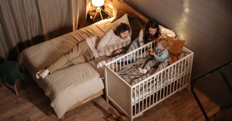 Les psychologues réfutent l&rsquo;idée reçue : dormir avec ses parents n&rsquo;affecte pas le développement des enfants