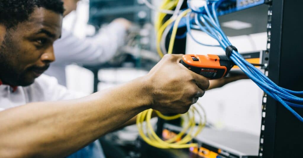 Offre d'Emploi : Technicien(ne) Datacenter à Val-de-Reuil (27100) – Rejoignez l'Equipe sur Figaro Emploi 8 technicien datacenter spécialisé dans la gestion, la maintenance et l'optimisation des infrastructures informatiques pour assurer la performance et la sécurité des systèmes.