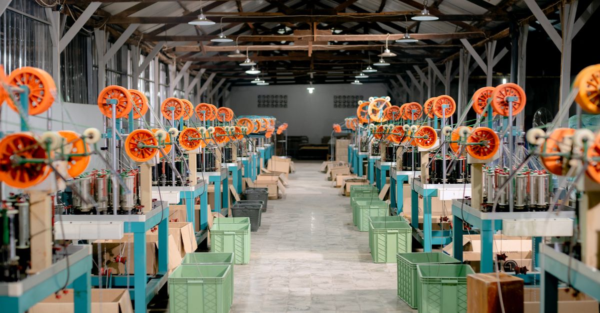 Harmattan AI : l'effervescence à l'usine Valeo de Sainte-Florine où les salariés rivalisent d'énergie pour fabriquer ses drones innovants 1 découvrez notre expertise en fabrication de drones innovants, alliant technologie de pointe et qualité industrielle pour répondre à tous vos besoins.
