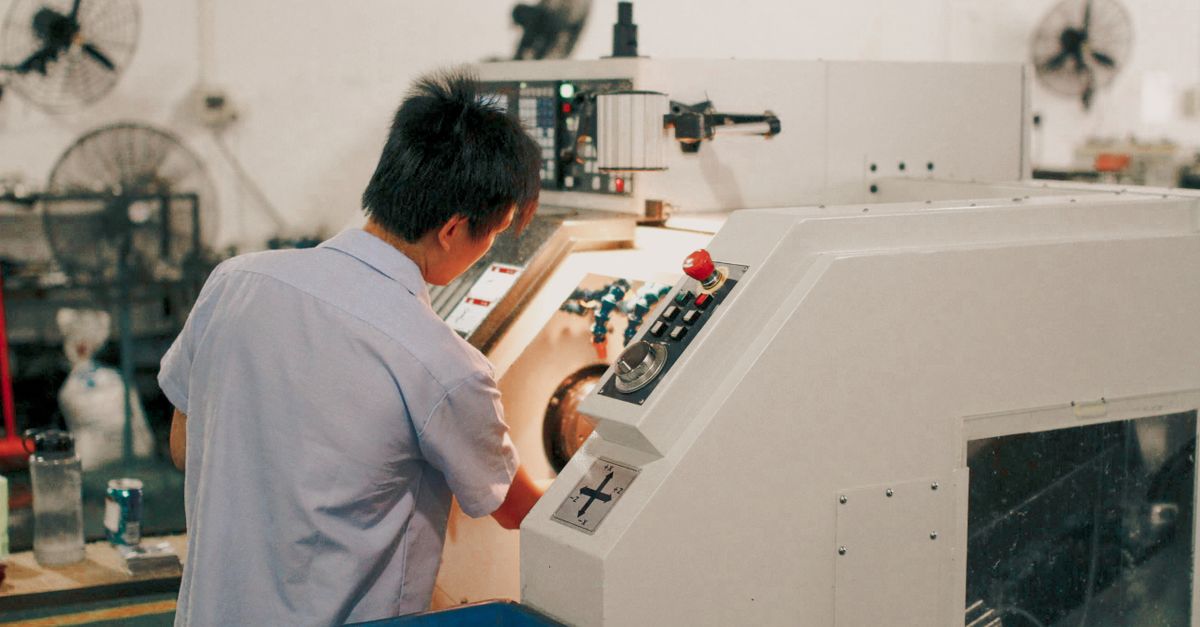 Harmattan AI : l'effervescence à l'usine Valeo de Sainte-Florine où les salariés rivalisent d'énergie pour fabriquer ses drones innovants 2 découvrez notre expertise en fabrication de drones : innovation, qualité et technologie avancée pour répondre à tous vos besoins en drones.