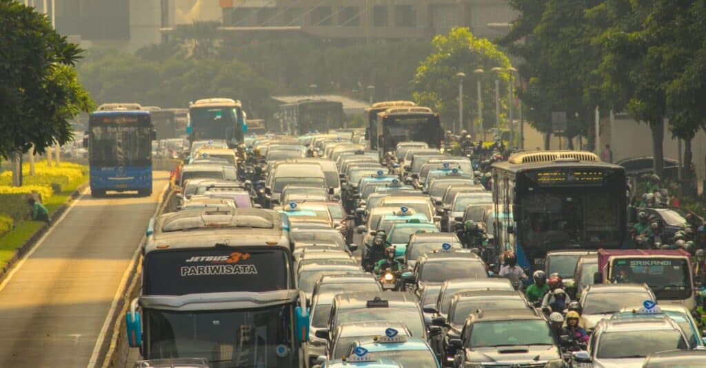 Ces voitures dites écologiques émettent jusqu'à 4,6 fois plus de pollution que prévu, selon une nouvelle étude 6 découvrez comment les voitures écologiques réduisent la pollution et contribuent à un avenir plus propre et durable.