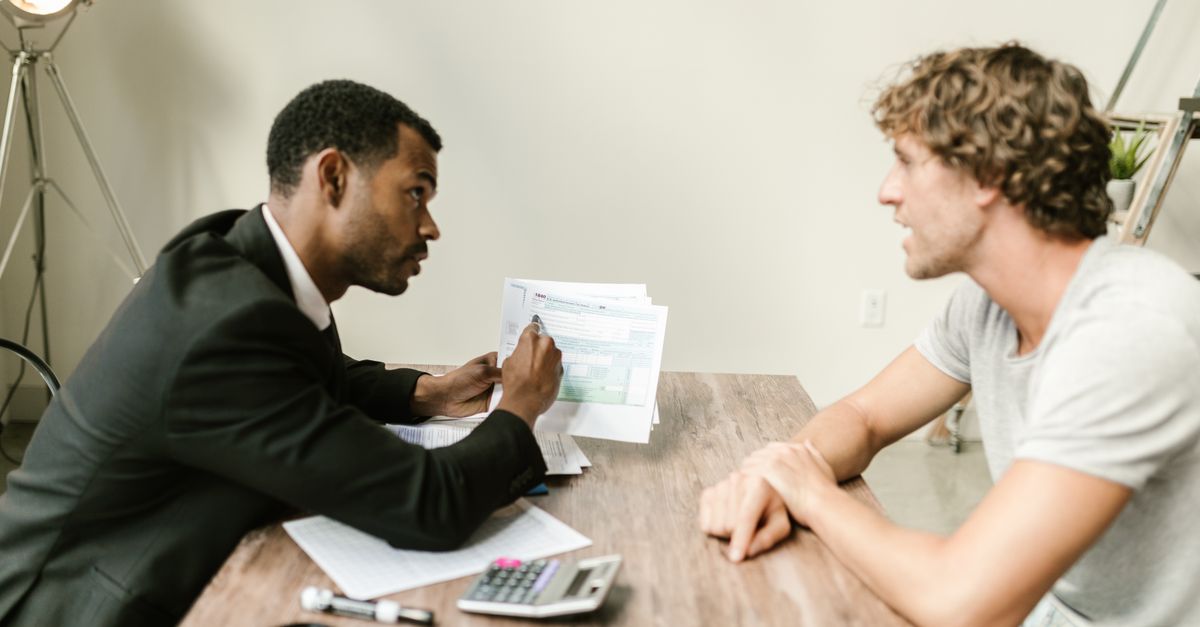 Conseils financiers à contre-courant : un auteur de best-seller révèle être lui-même endetté 4 obtenez des conseils financiers experts pour gérer efficacement votre budget, investir judicieusement et planifier votre avenir financier avec confiance.