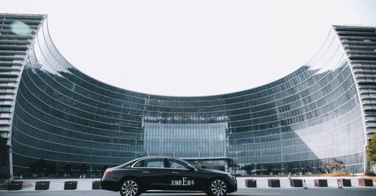 Geely E2 : le défi audacieux du constructeur chinois pour conquérir le segment premium sous le ciel de la Tour Eiffel