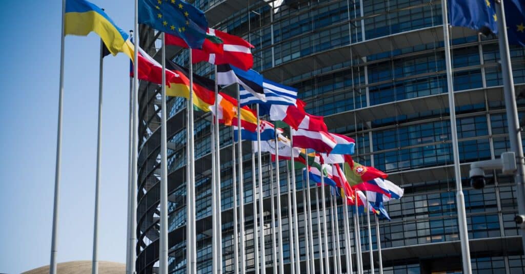 Bardella et Farage unissent leurs forces à Birmingham : une alliance stratégique prête à conquérir le pouvoir 2 découvrez tout sur les alliances politiques : définition, objectifs et exemples d'alliances stratégiques entre partis pour influencer la gouvernance et les décisions.