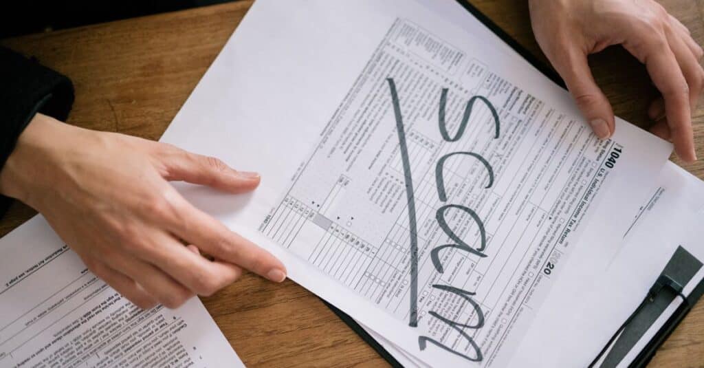 Attention : une fausse lettre des impôts circule, ne tombez pas dans le piège du QR code frauduleux ! 7 découvrez comment éviter les arnaques fiscales courantes et protégez vos finances grâce à nos conseils pratiques et fiables.