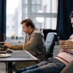 La renaissance du secteur tech dynamise les marchés boursiers asiatiques, tandis que le dollar…